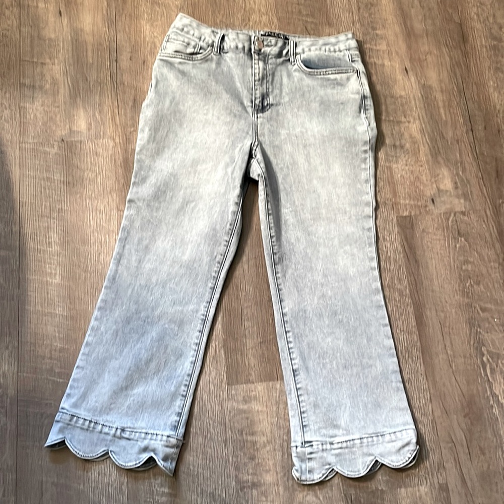 Adorable Baccini light denim capris